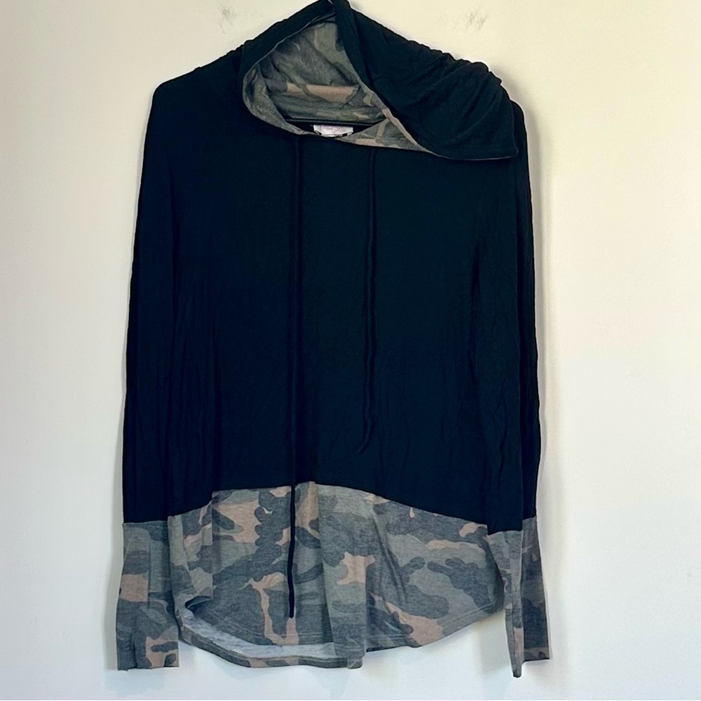 Pink Lily Black and Camouflage Hooded Long Sleeve Shirt - Size: Large